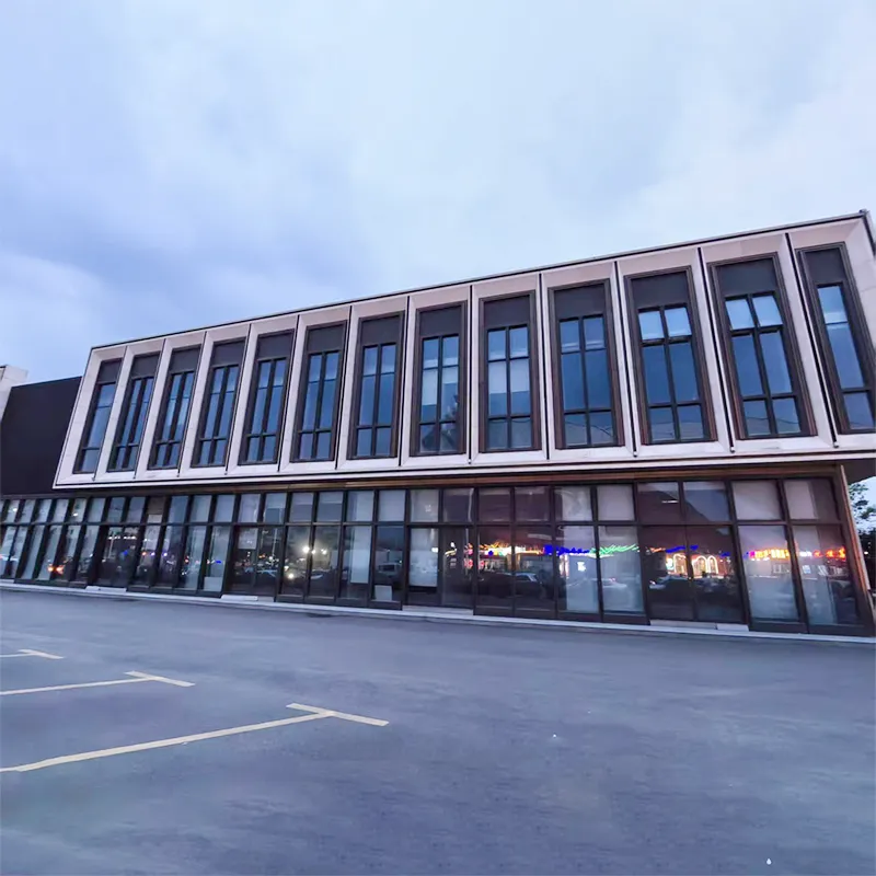 ¿Qué es el vidrio para muros cortina y cómo puede transformar los edificios comerciales modernos?