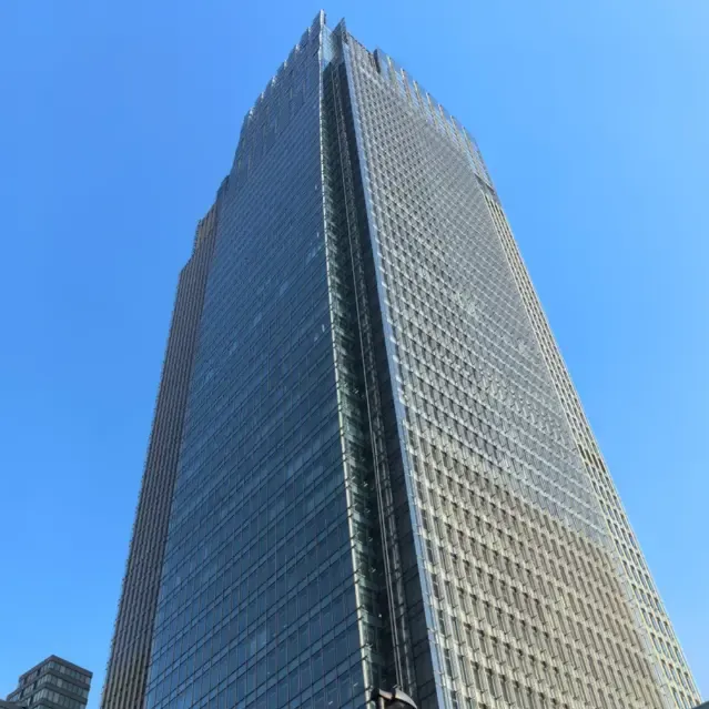 Muros cortina de vidrio con apoyo puntual